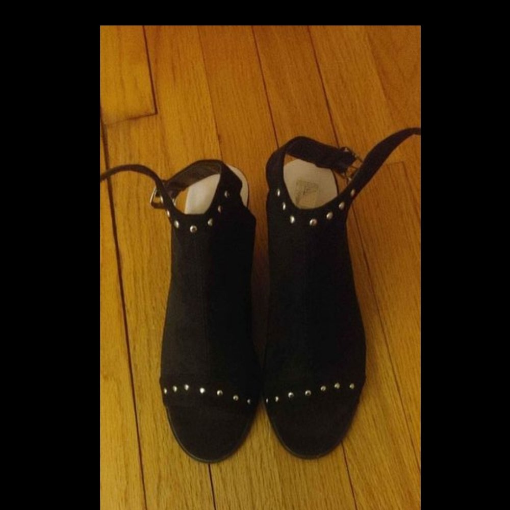 Black heels with stud's